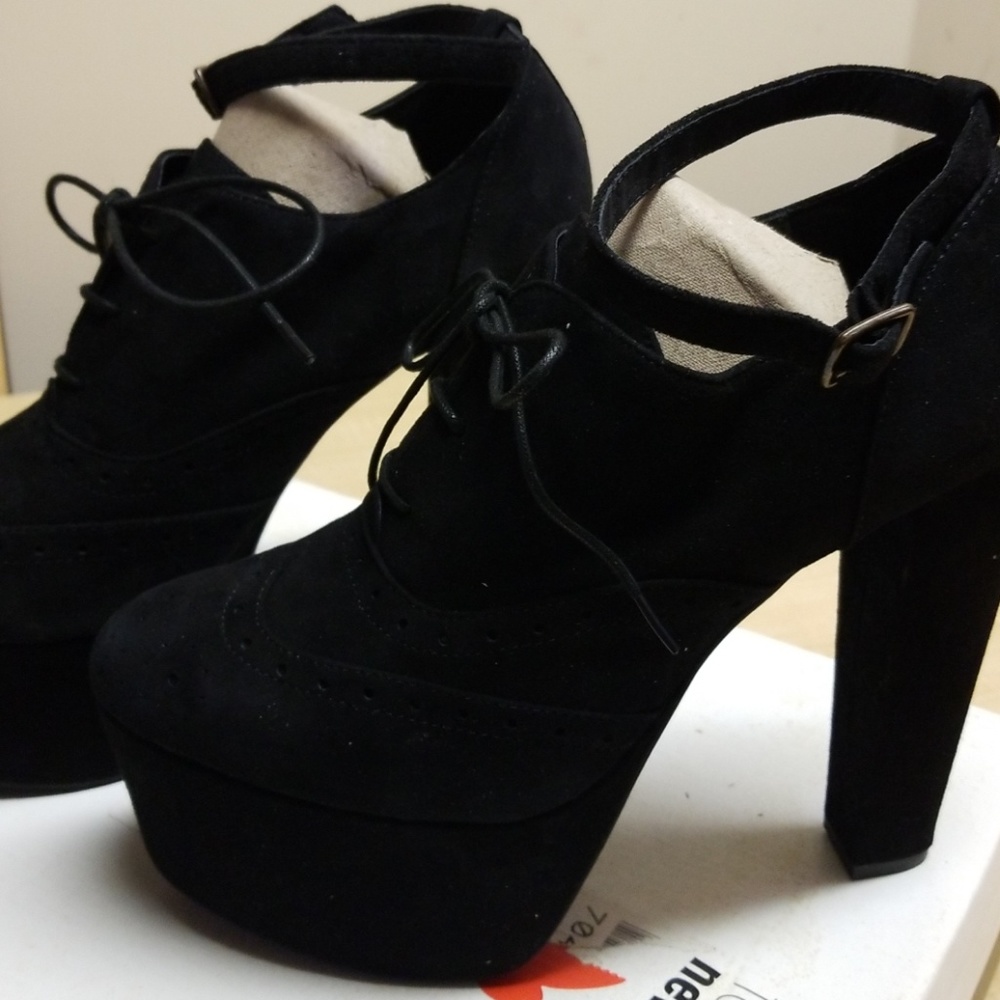 Shoes - Picture 2 of 4